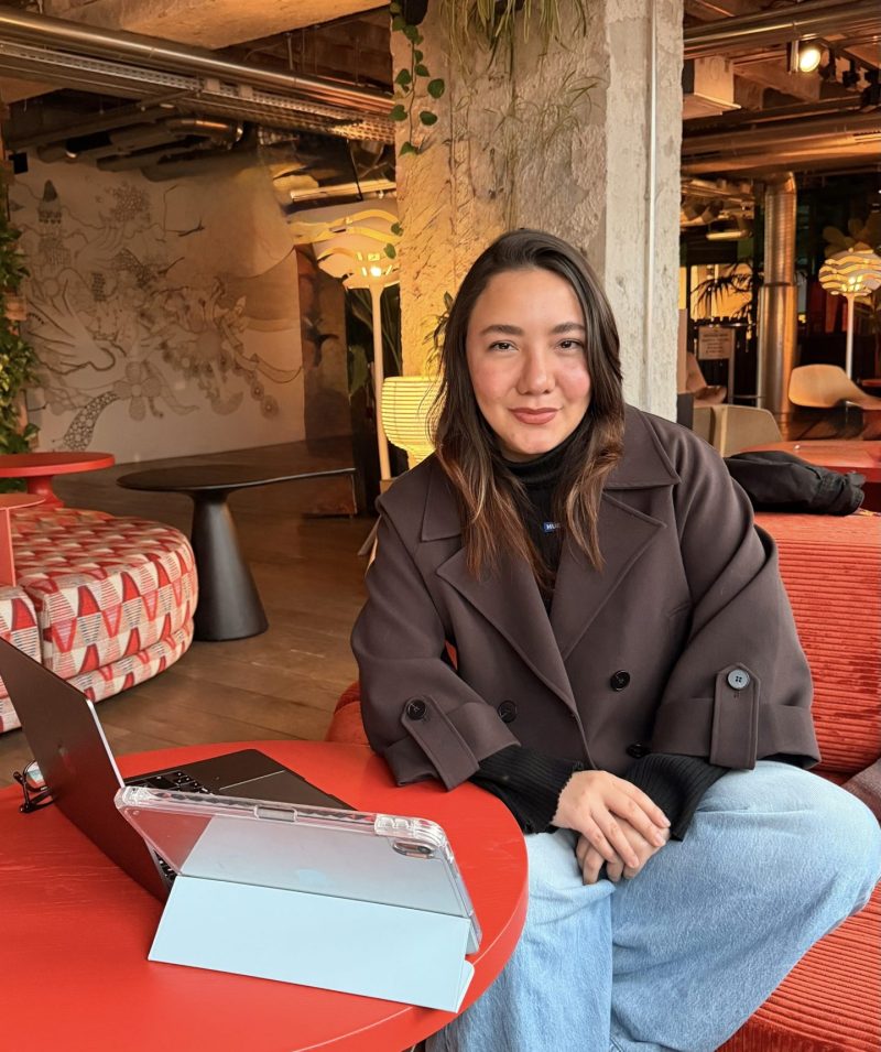lina herrera gall en coworking trabajando